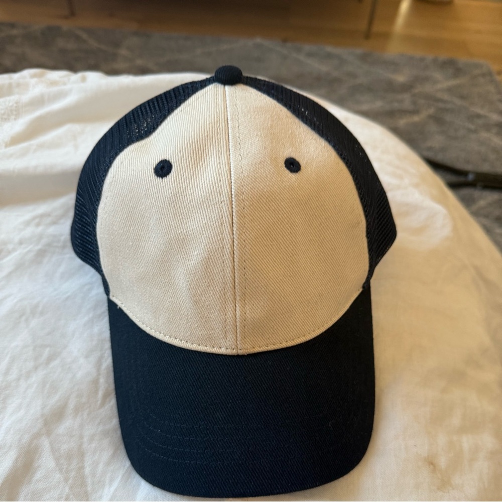 Brandy Melville hat never worn fits s/m